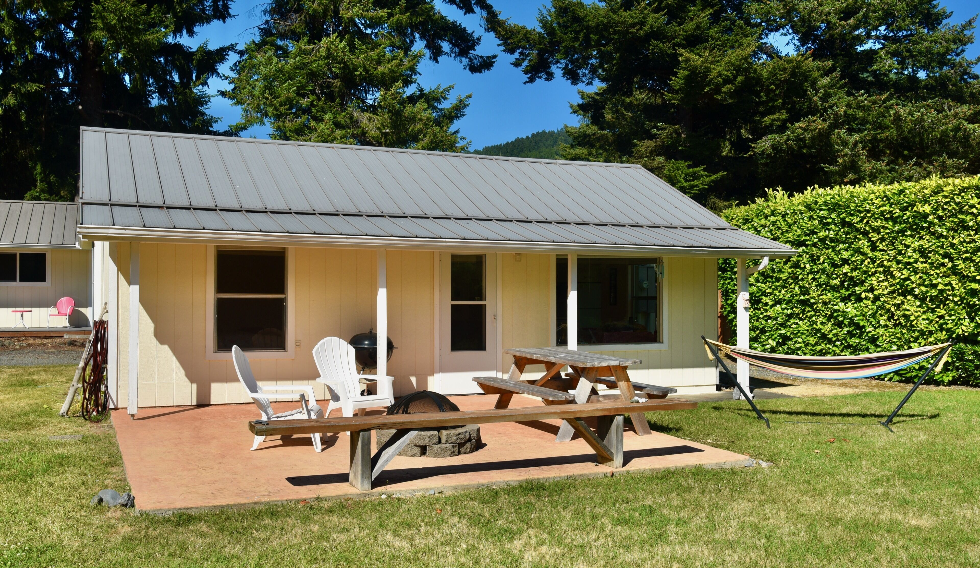 Sunny Cabin on the Rogue River at Gold Beach