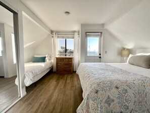 7 chambres, bureau, fer et planche à repasser, lit de bébé portatif