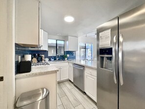 Køleskab, mikrobølgeovn, ovn, kogeplade