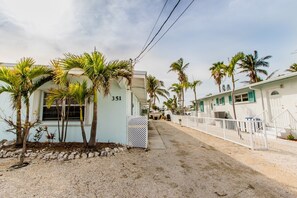 Property grounds - Doc's Holiday updated 2bed/2bath half duplex with Cabana Club (Key Colony Beach)