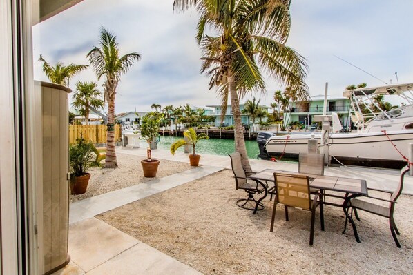 Outdoor dining - Doc's Holiday updated 2bed/2bath half duplex with Cabana Club (Key Colony Beach)