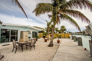 Unclassified image, 4 of 25, button