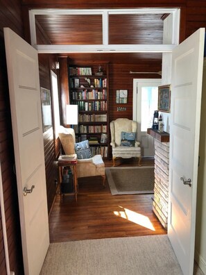 Interior - Historic cottage by Holland State Park and Lake Michigan (Holland)