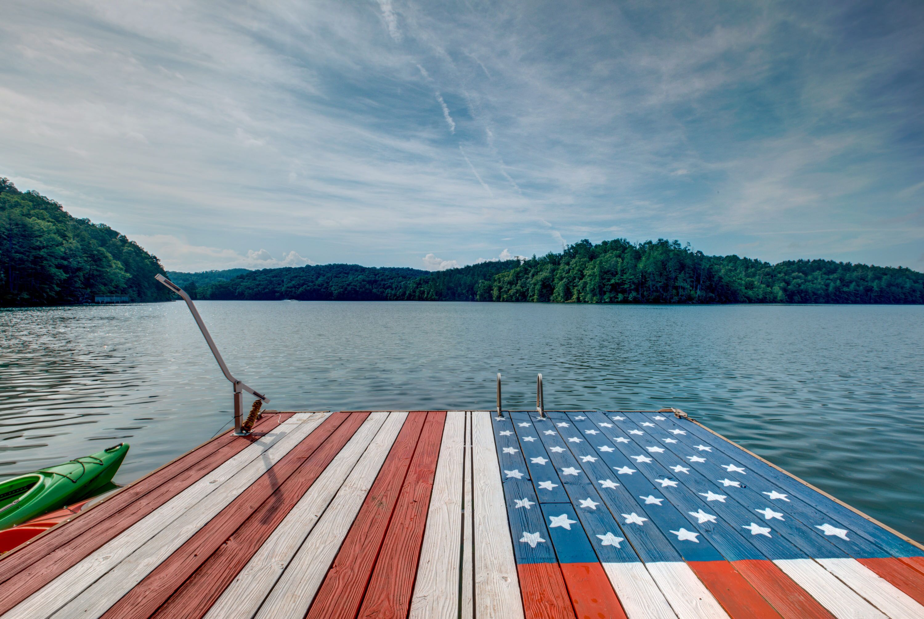 LAKEFRONT Dock Holiday - Hiwassee Lakefront home with Resort Activities!