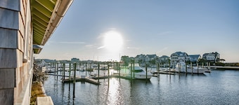 Marina view one bedroom cottage close to amenities on BHI. Walking distance to the NC lighthouse
