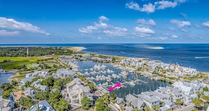 Marina view one bedroom cottage close to amenities on BHI. Walking distance to the NC lighthouse