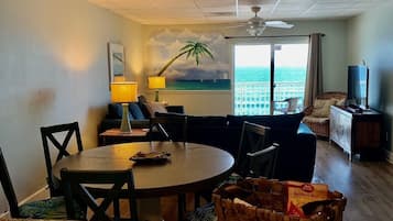 TV connectée, lecteur de DVD, livres, vidéothèque