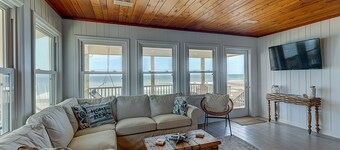 OCEANFRONT OASIS - Beautifully Renovated, Perfect Beach House 💙!