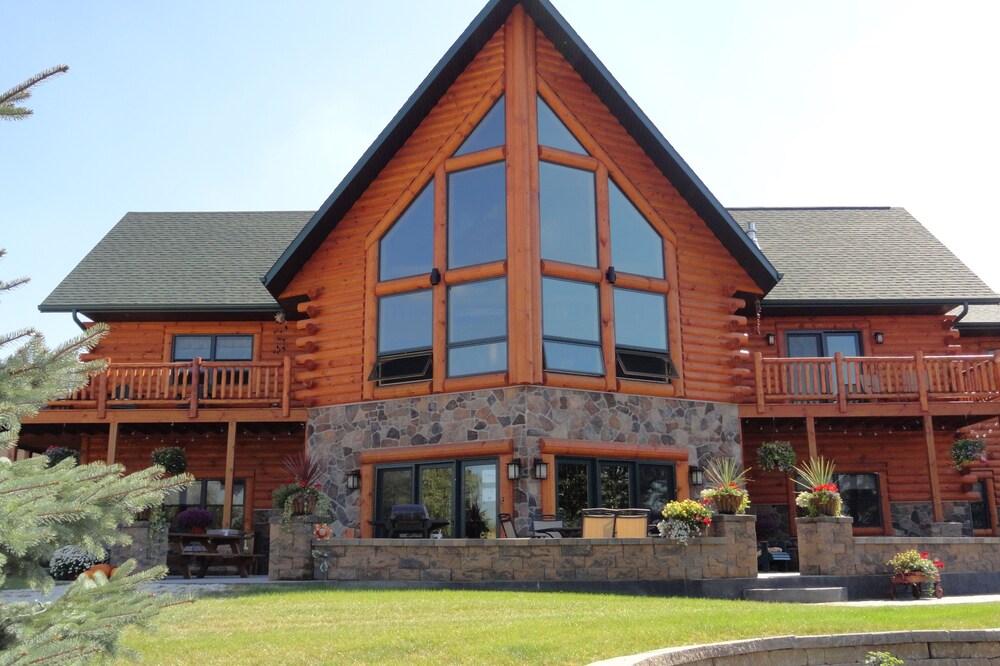 Secluded escape in NE Iowa, perfect for 3 couples or small family groups.