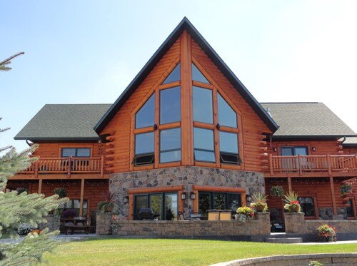  Private, secluded escape in lower level of cabin, for 6 guests.