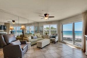 Télévision, lecteur de DVD, livres, chaîne hi-fi