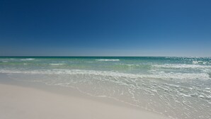 على الشاطئ