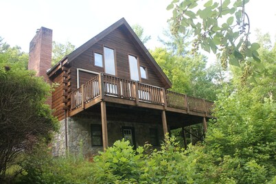 Beautiful Private Log Cabin Nestled In A Gated Community With Mountain Views. 