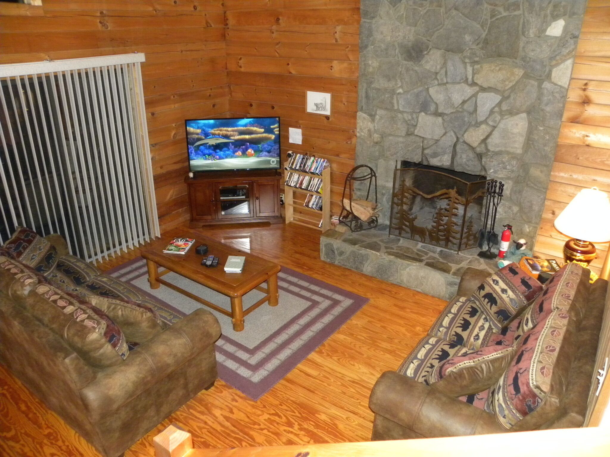 Beautiful Private Log Cabin Nestled In A Gated Community With Mountain Views. 
