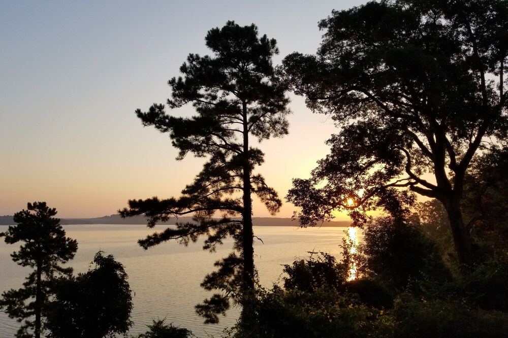 Toledo Bend Overlook Fishing Cabin