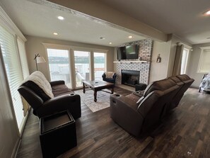 Smart TV, fireplace, DVD player, books - No better place for 4th of July! Amazing views, Steps to water, Spacious layout! (Sunrise Beach)