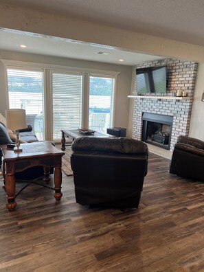 Smart TV, fireplace, DVD player, books