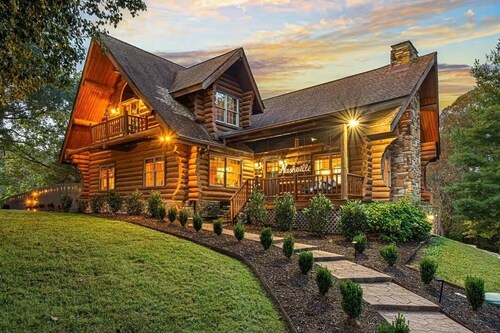 5 Bed 5 Bath Luxury Nashville Lodge! Pickleball Game Rm Sauna Fire Pit & Hot-tub