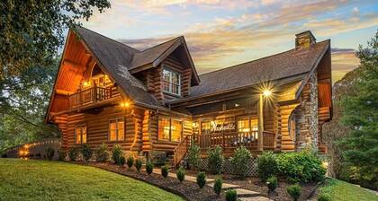 5 Bed 5 Bath Luxury Nashville Lodge! Pickleball Game Rm Sauna Fire Pit & Hot-tub