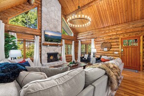 تلفزيون ذكي، مدفأة، مشغل دي في دي، كُتُب