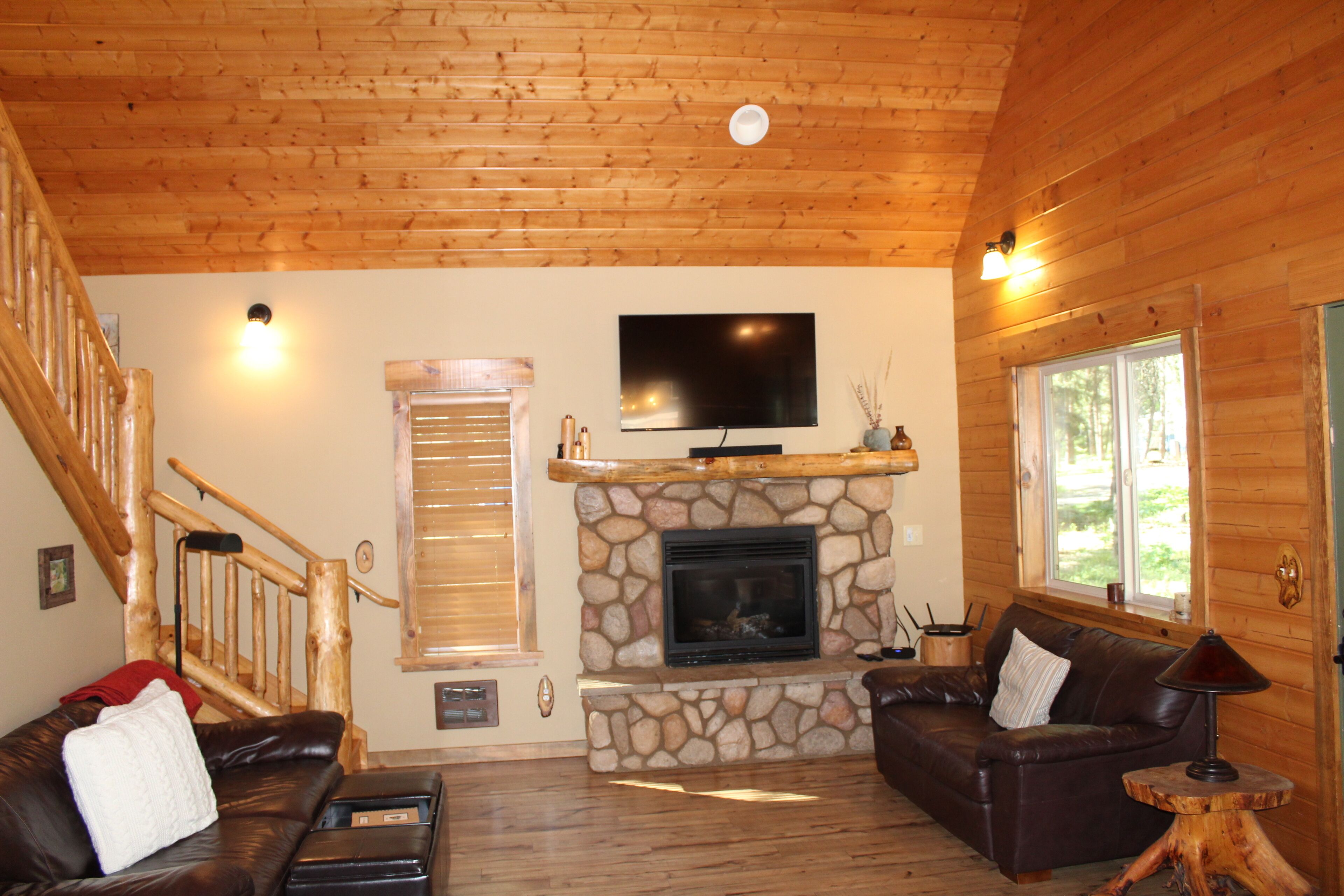 Sunshine Daydream Cabin- Great WiFi, hot tub, foosball!