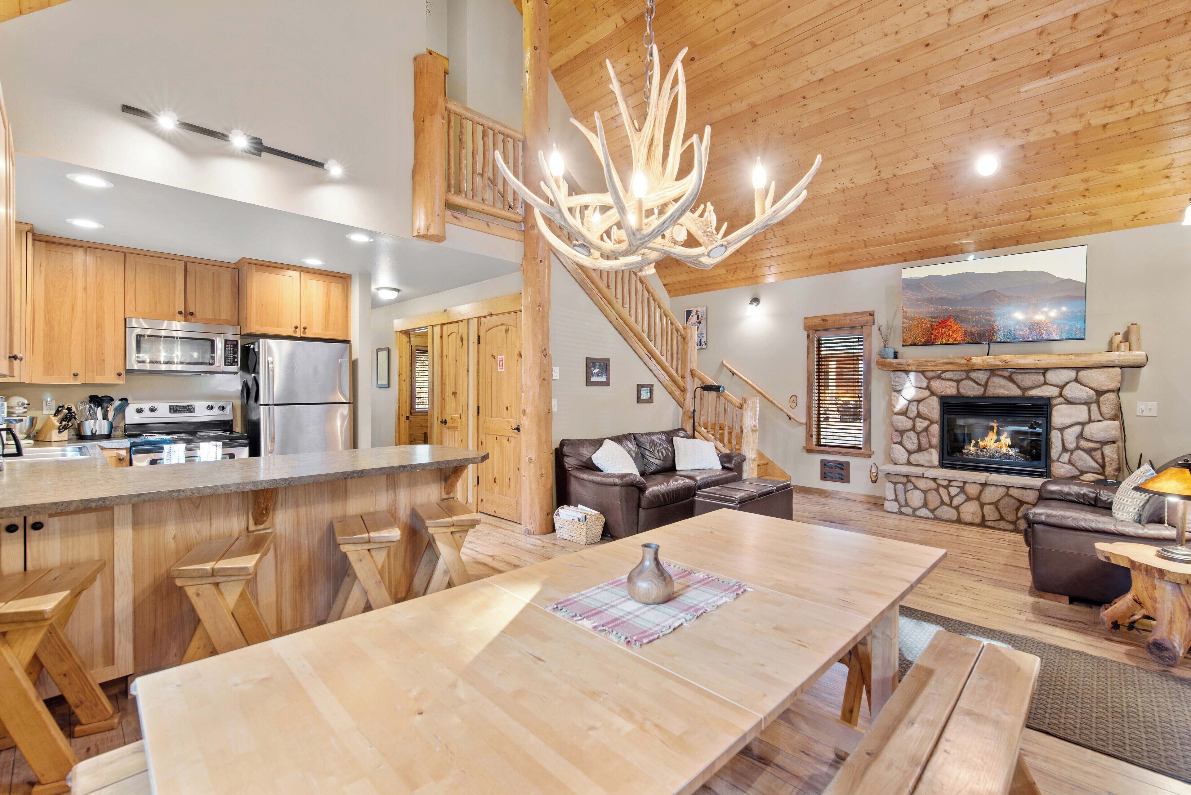 Sunshine Daydream Cabin- Great WiFi, hot tub, foosball!