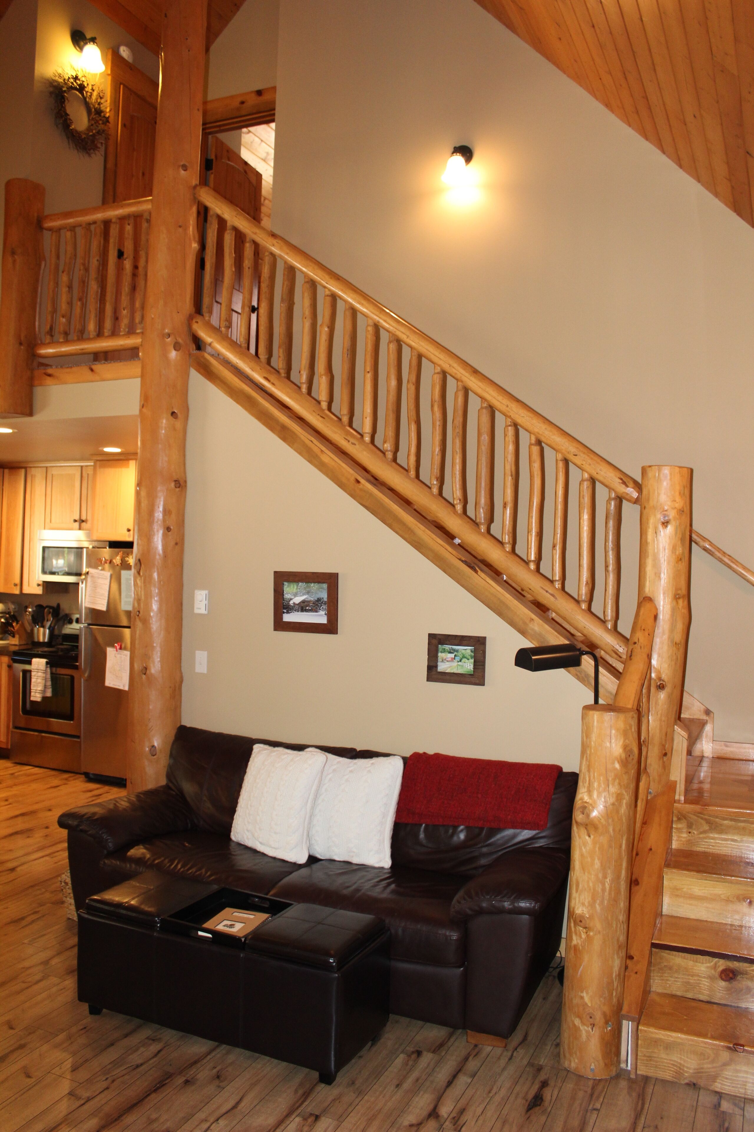 Sunshine Daydream Cabin- Great WiFi, hot tub, foosball!