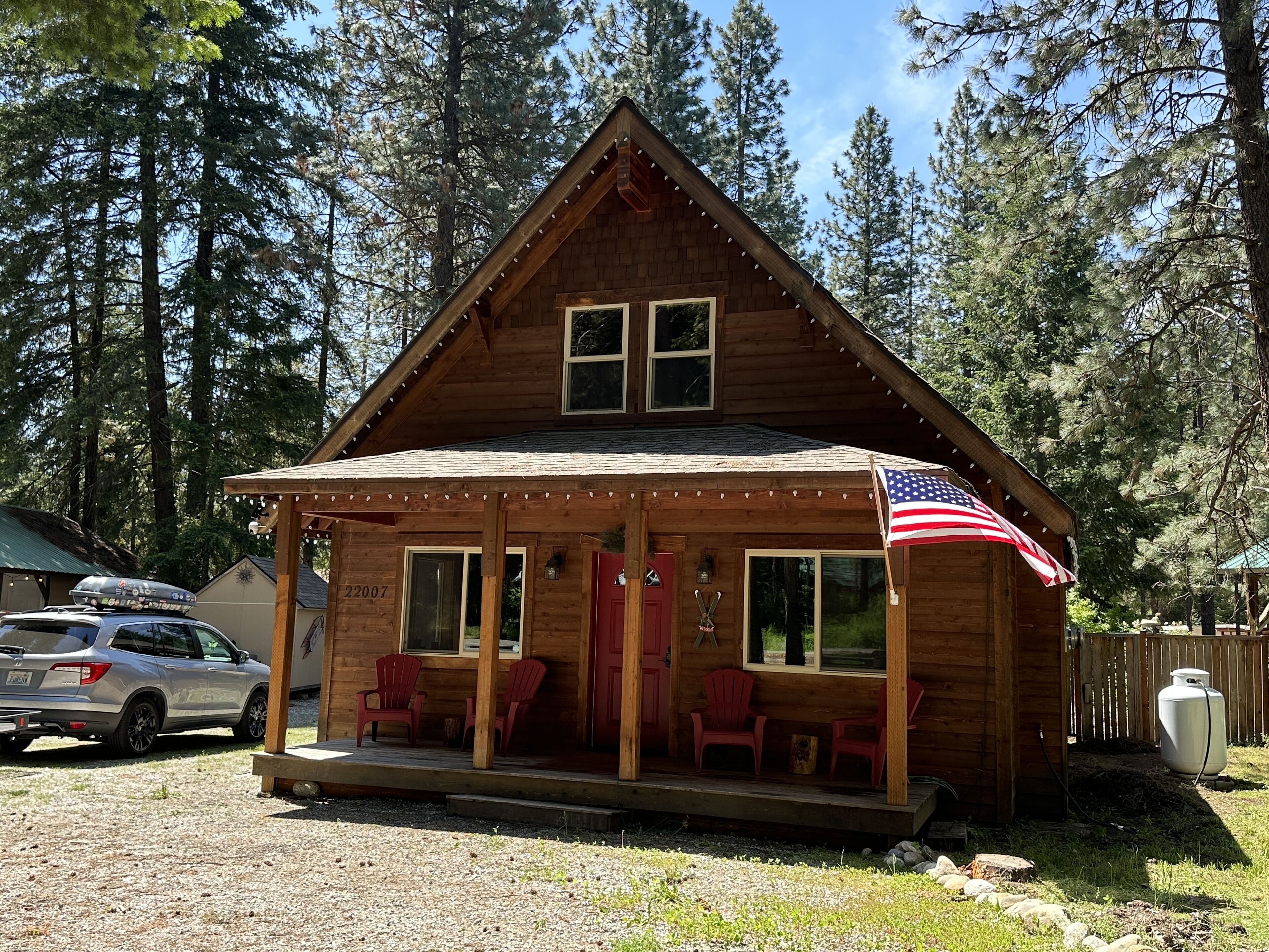 Sunshine Daydream Cabin- Great WiFi, hot tub, foosball!