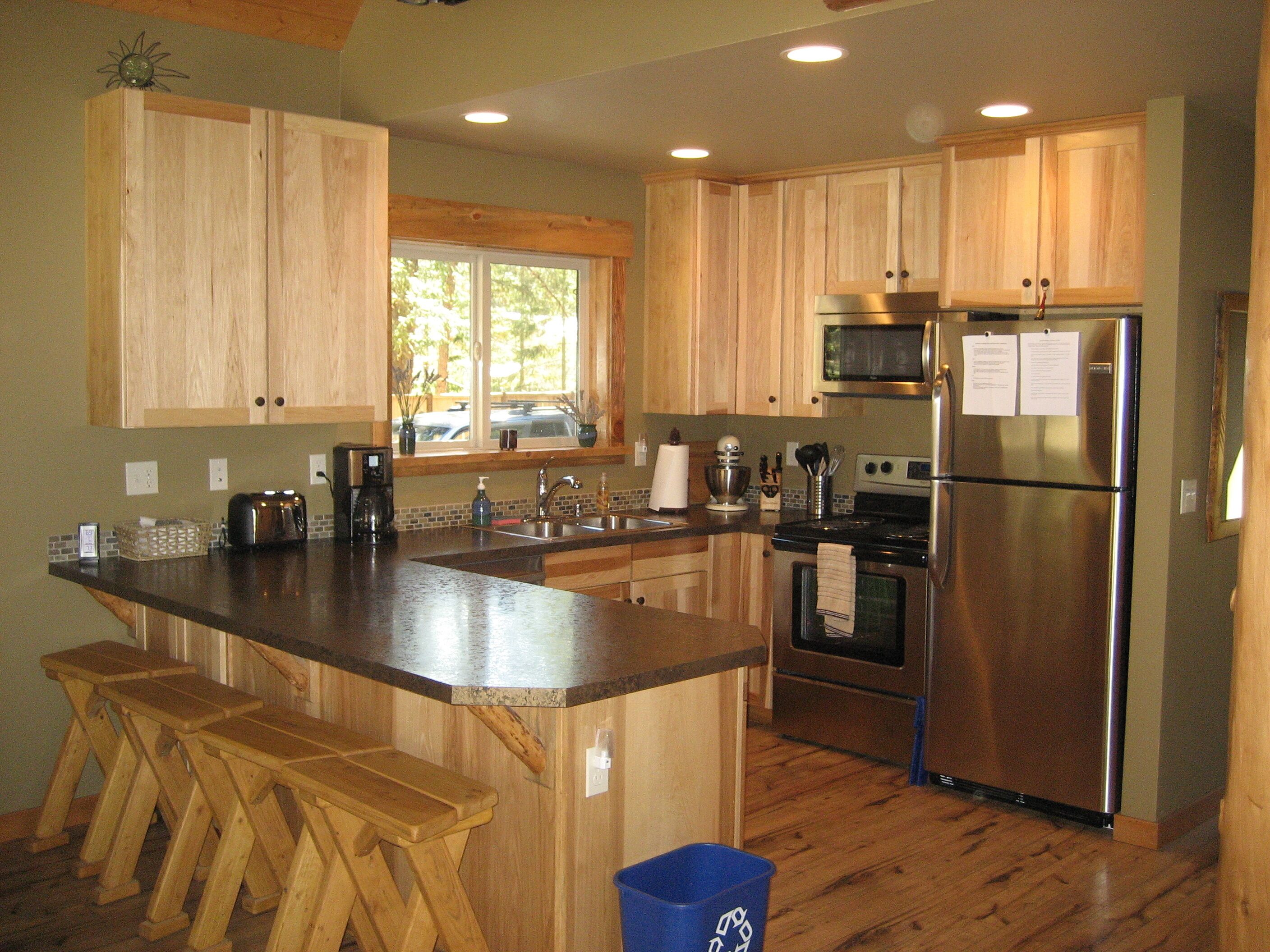 Sunshine Daydream Cabin- Great WiFi, hot tub, foosball!