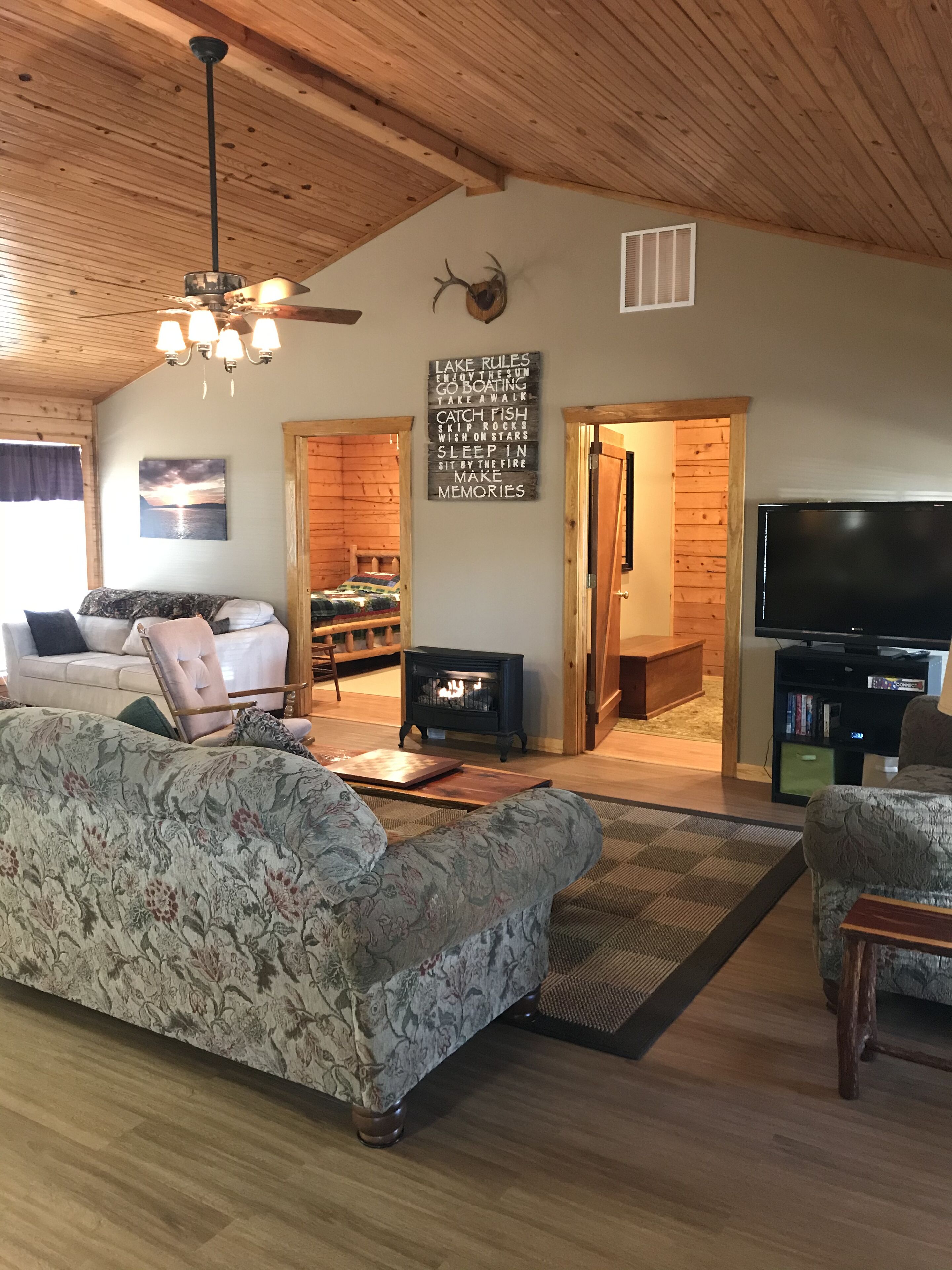 Pettit Mt. Ranch Log Cabin on Gated 37 acres near Pettit Bay and Tenkiller Lake