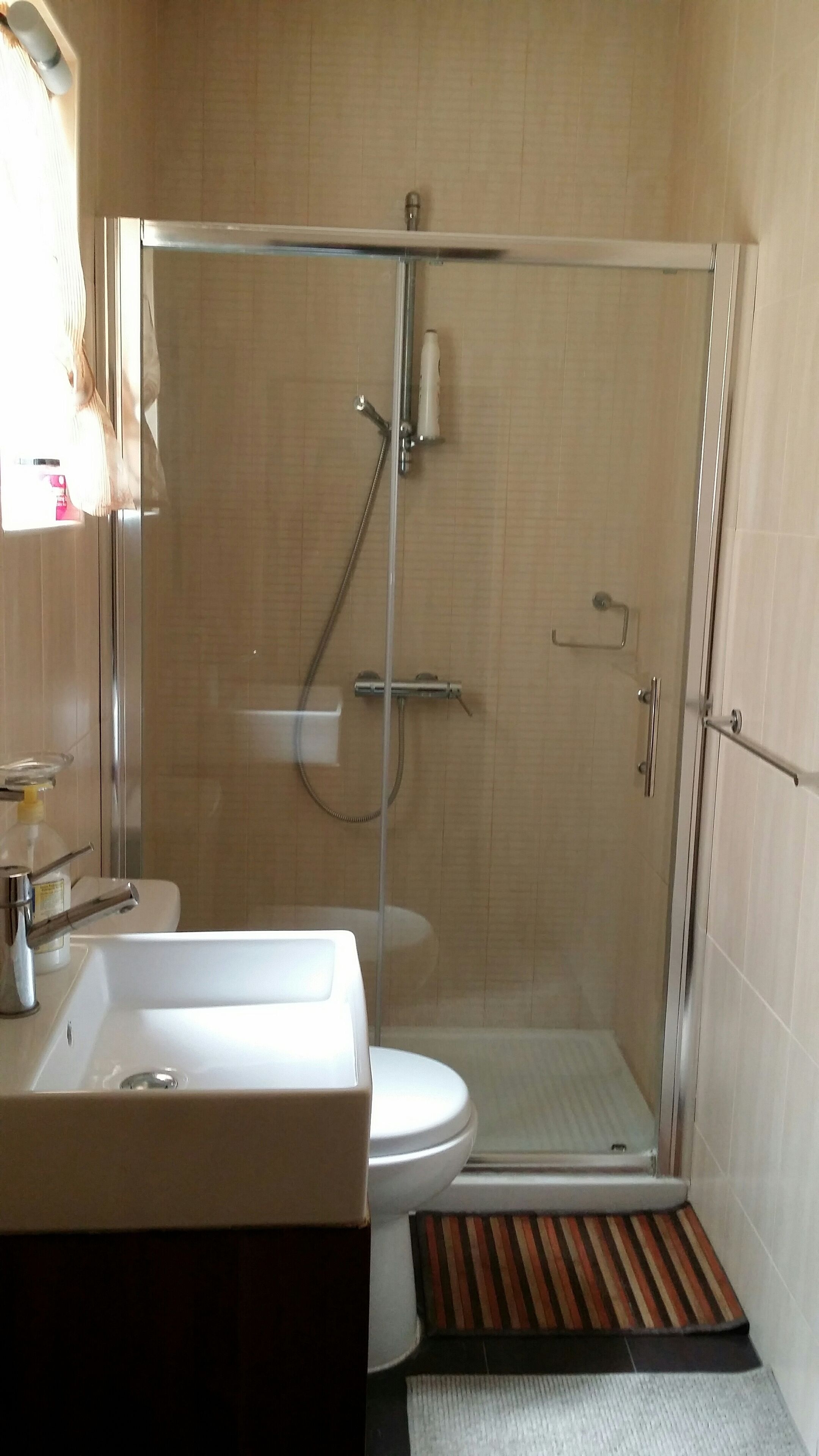 Ensemble douche/baignoire, sèche-cheveux, serviettes fournies, savon