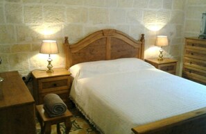1 habitación, tabla de planchar con plancha y cuna de viaje 