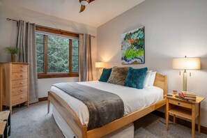 4 makuuhuonetta, silitysrauta/-lauta, ilmainen Wi-Fi, vuodevaatteet