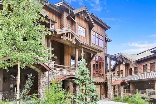 Base Camp 462 | Pet Friendly | Walk Out to Corridor Trail | Hot Tub