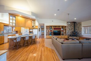 Télévision, cheminée, livres