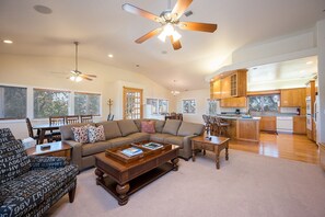 Télévision, cheminée, livres