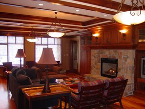 Televisio, takka, DVD-soitin, pöytäjalkapallopöytä