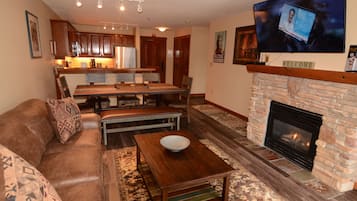 Televisio, takka, DVD-soitin, pöytäjalkapallopöytä