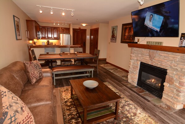 Télévision, cheminée, lecteur de DVD, baby-foot