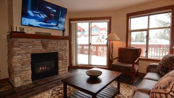 Televisio, takka, DVD-soitin, pöytäjalkapallopöytä