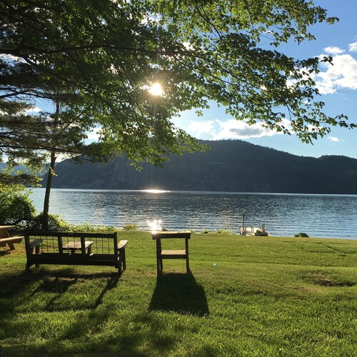 Charming Lakefront Cottage - Northern Lake George