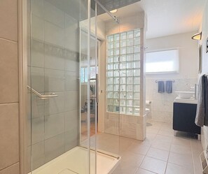 Badewanne, Haartrockner, Handtücher, Seife