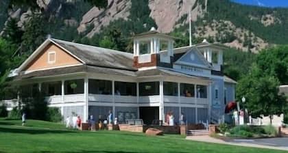 Chautauqua Park 5 Bedroom Home Blocks from Boulder's Majestic Flatirons