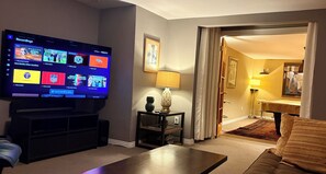 Smart-TV, Kamin, DVD-Player, Bücher