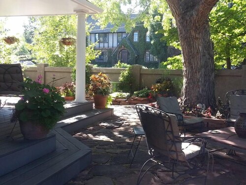 Enjoy the Magic of Chautauqua Park & Walk to CU / 4-5 Bedroom Home
