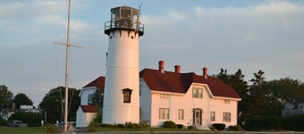 Quaint & Cozy Downtown Chatham Home, Walk to Town and Beaches