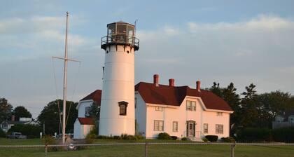 Quaint & Cozy Downtown Chatham Home, Walk to Town and Beaches