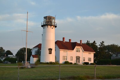 Quaint & Cozy Downtown Chatham Home, Walk to Town and Beaches