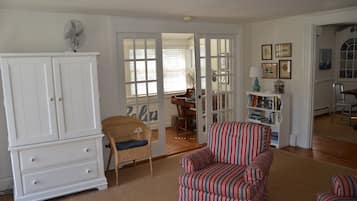 TV, fireplace, DVD player, books