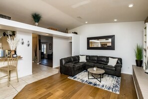 TV connectée, cheminée, baby-foot, table de tennis de table